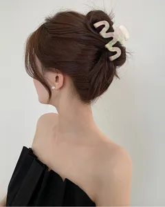 Pince à cheveux irisée en acétate PVC pour chignons élégants, accessoire transparent.