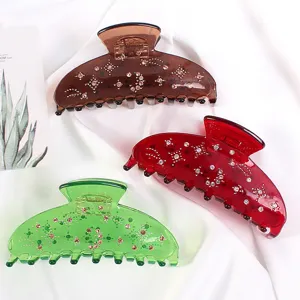 Primo piano dettagliato e ravvicinato di grandi mollette per capelli con strass.