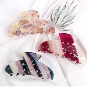 Vista dettagliata di eleganti mollette per capelli in acetato con luminosi strass per acconciature.