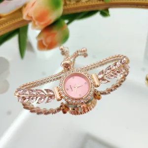 Exquisite Rosegold Quarzuhr mit rosa Zifferblatt und funkelndem Blatt Kristall Armband.