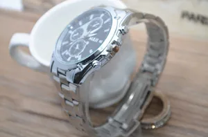 Herren Quarzuhr mit edlem Edelstahlarmband und klassischen Chronograph-Zifferblättern.