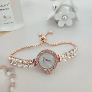 Elegante roségoldene Damen Quarzuhr mit Strass Blatt Armband, verstellbares funkelndes Design.