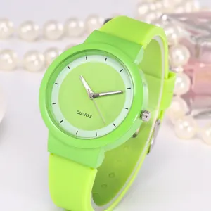 Detailansicht einer hellgrünen Silikon-Quarzuhr mit lebendigem runden Zifferblatt und Armband.
