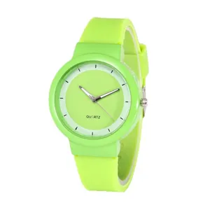 Hellgrüne Silikonuhr für Damen und Mädchen, stilvolle lässige Quarz Armbanduhr mit rundem Zifferblatt.