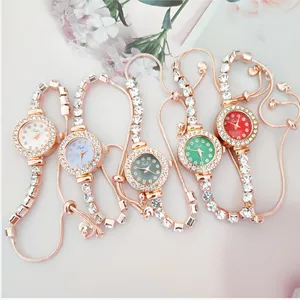 Montre bracelet élégante pour femme en strass avec chaîne coulissante et quartz.