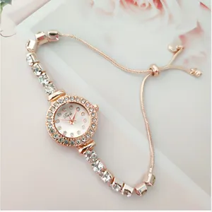 Montre quartz strass or rose pour femme avec bracelet coulissant réglable tendance.