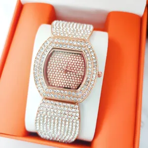 Close-up detail luxe vrouwen strass horloge, tonneau wijzerplaat sprankelend kristal brede band.
