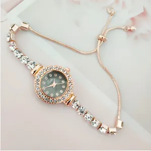 Montre-bracelet quartz strass or rose avec bracelet coulissant, lunette diamant pour femmes.