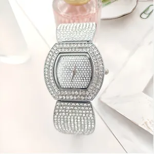 Detail vrouwen tonneau horloge met strass, sprankelende brede armband vol diamanten.