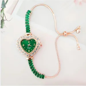 Élégante montre pour femme en or rose en forme de cœur avec bracelet en cristal vert.