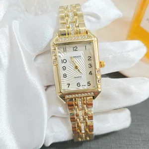 Montre quartz carrée élégante sertie de strass pour femme avec bracelet en acier.