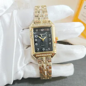 Élégante montre quartz femme carrée strass avec bracelet en acier brillant et cadran noir.