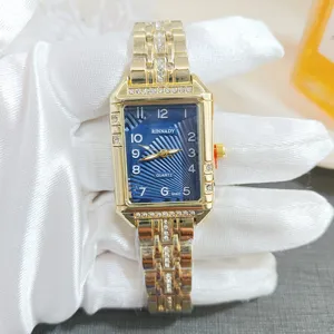 Vue rapprochée de la montre à quartz carrée élégante avec cadran bleu texturé et bracelet.