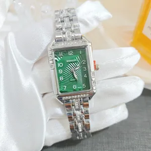 Gros plan sur la montre quartz rectangulaire élégante au cadran vert avec strass scintillants.