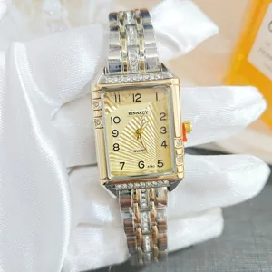 Vue détaillée de la montre à quartz rectangulaire de luxe avec strass scintillants et cadran.