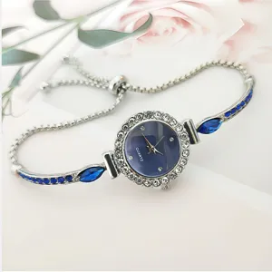 Montre quartz strass femme élégante avec détail de bracelet chaîne coulissante.