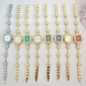 Elegante Damen Quarz Armbanduhr mit quadratischem Zifferblatt und Blumenketten Armband Design.
