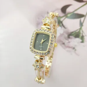 Detaillierte Nahaufnahme der luxuriösen goldenen quadratischen Strassuhr mit Blumenarmband.