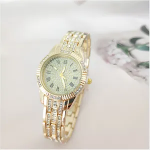 Gouden strass dames quartz horloge detail, sprankelende kristallen wijzerplaat romeinse cijfers.