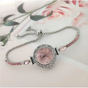 Montre bracelet quartz strass femme avec cadran rose et chaine coulissante reglable.