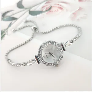 Montre quartz femme strass argenté avec design de bracelet coulissant réglable chic.