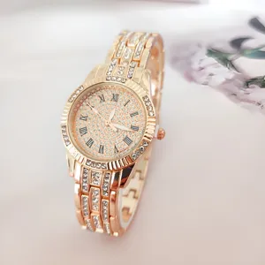 Elegante rosé gouden dameshorloge met strass steentjes en klassieke romeinse cijfers.