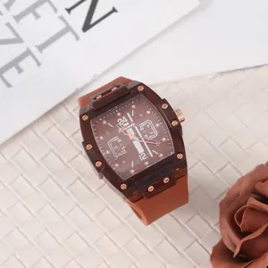 Detailansicht der braunen Tonneau Quarzuhr mit Silikonarmband und strukturiertem Zifferblatt.