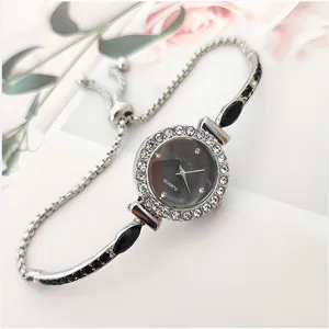 Montre bracelet quartz élégante pour femme avec strass scintillants et chaîne réglable.