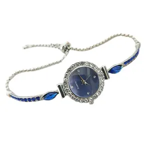 Vue détaillée de la montre bracelet quartz pour femme en strass avec cadran bleu et bracelet réglable.