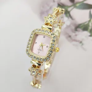 Elegante Damen Quarzuhr mit quadratischem rosa Zifferblatt, Strasslünette und Blumenarmband.