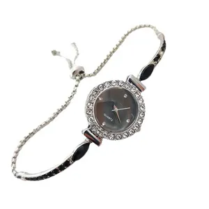 Élégante montre quartz pour femme avec de magnifiques strass scintillants et bracelet chaîne.