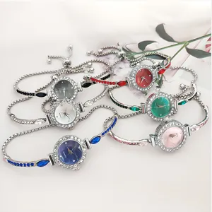 Élégante montre bracelet quartz strass pour femme avec bracelet coulissant réglable et cadran.