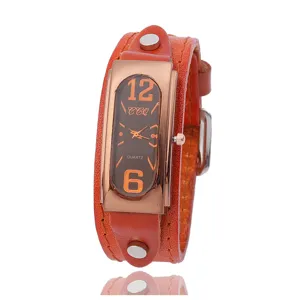 Nahaufnahme einer vintage rechteckigen Quarzuhr mit orangefarbenem Lederarmband und Nieten.