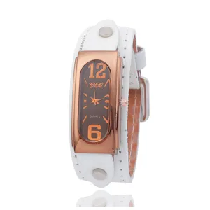 Detailansicht einer vintage rechteckigen Quarzuhr mit stilvollem weißen Lederarmband.