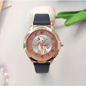 Vista dettagliata di un orologio al quarzo da donna con quadrante gatto e cinturino in pelle.