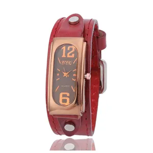 Detailansicht einer Vintage-Rechteck-Quarzuhr mit breitem Lederarmband und klarem Zifferblatt.