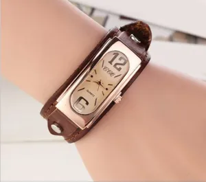 Retro rechteckige Leder-Quarzuhr Detail zeigt klassischen Vintage-Stil und breites Armband.