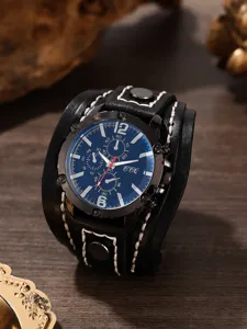 Vista di dettaglio di orologio da polso al quarzo vintage con cinturino in pelle nera e quadrante blu.