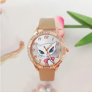 Primo piano dettagliato della lunetta in strass e del grazioso quadrante gatto dell'orologio.