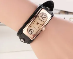 Detailaufnahme einer Vintage rechteckigen Quarzuhr mit elegantem schwarzem Lederarmband.