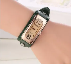 Detailaufnahme der eleganten Vintage rechteckigen Quarzuhr mit grünem Lederarmband.