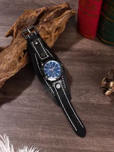 Orologio da polso vintage in vera pelle da uomo con quadrante blu e cuciture bianche.