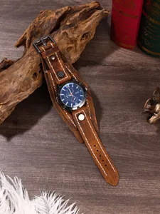 Orologio al quarzo vintage in pelle con tre quadranti secondari e cuciture dettagliate per uomo.