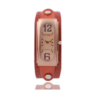 Retromodische Damen-Quarzuhr mit langem, rechteckigem Gehäuse und breitem Lederarmband.