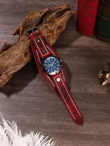Orologio al quarzo da uomo vintage in pelle larga con quadrante tre occhi e cuciture.