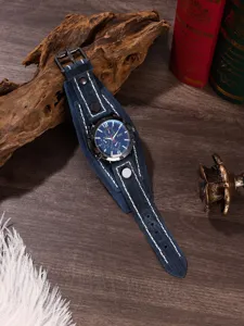 Eleganter orologio al quarzo da uomo vintage con cinturino in pelle blu e cuciture.