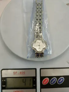 Orologio al quarzo a trifoglio da donna con strass scintillanti e cinturino a catena multistrato.