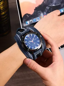 Orologio da uomo al quarzo con largo cinturino in pelle blu e triplo quadrante.