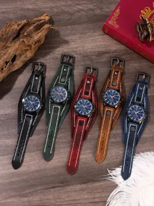 Orologio al quarzo in vera pelle vintage con cinturino largo e grande quadrante tre occhi.