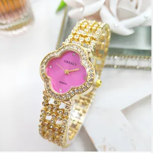 Vista dettagliata dell'orologio da donna quadrifoglio al quarzo con quadrante rosa e strass.
